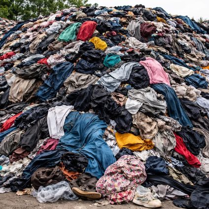Rinnovabili • textile-waste-eu-ban-unsold-clothing