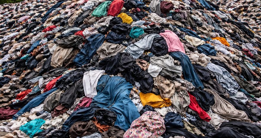 Rinnovabili • textile-waste-eu-ban-unsold-clothing