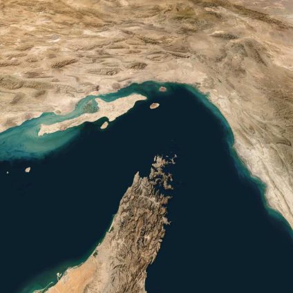 Rinnovabili • Hormuz Strait closure risks $200 oil shock