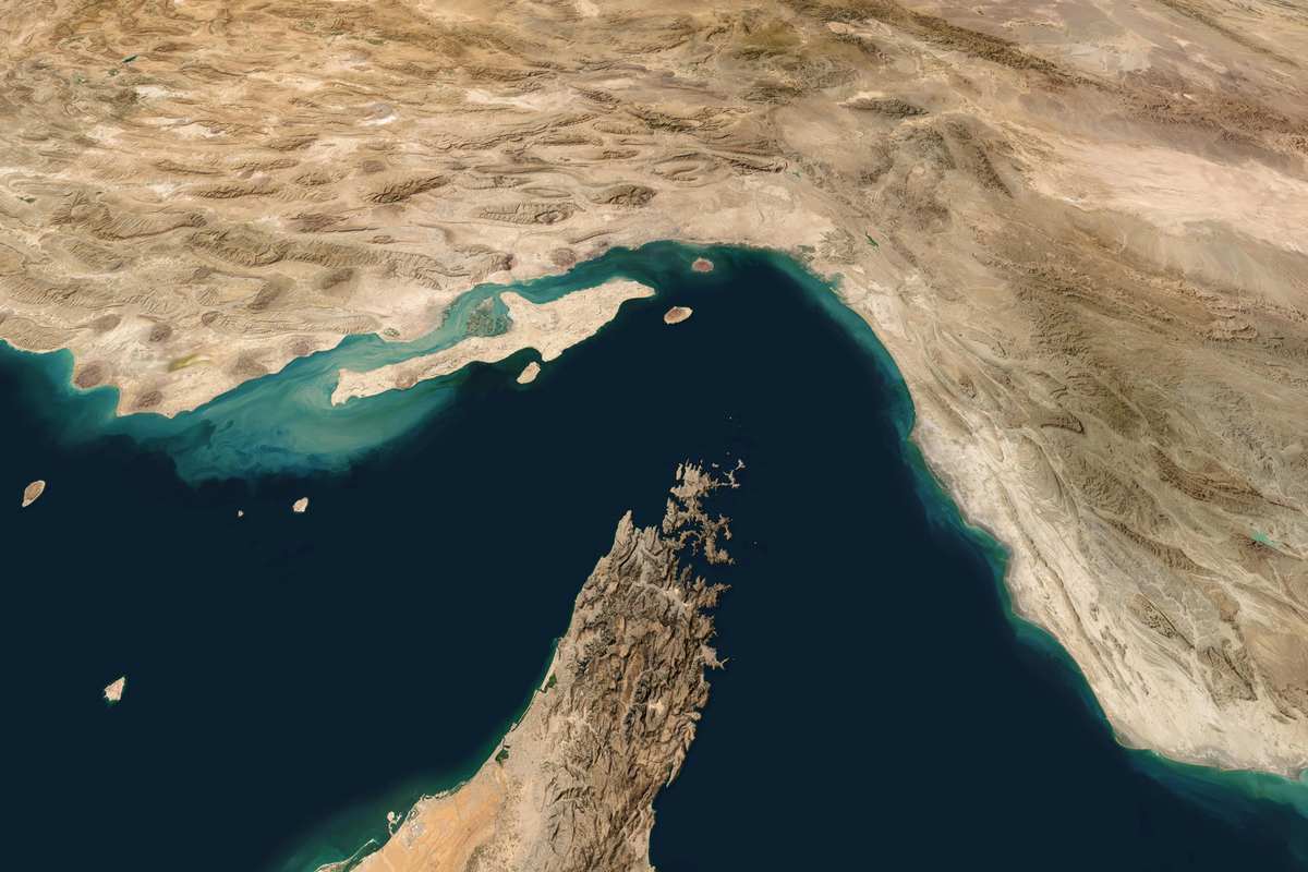 Rinnovabili • Hormuz Strait closure risks $200 oil shock